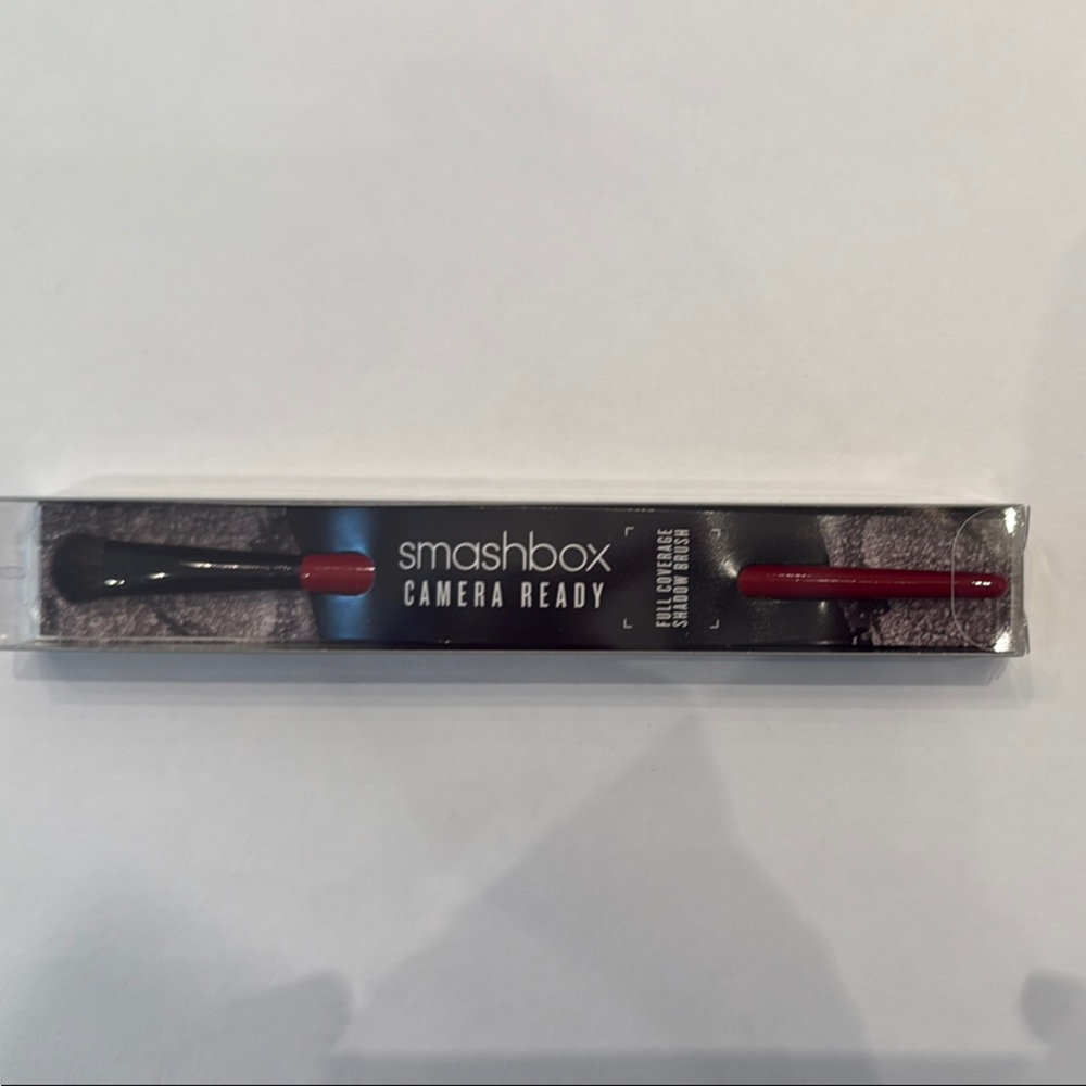 Smashbox Camera Ready full coverage, Shadow Brush with Black and Red Design